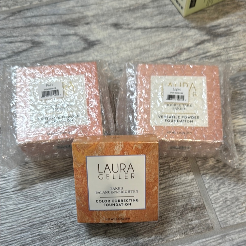 Laura Geller Baked Balance-n-Brighten Foundation - Light and Fair